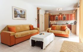Scenic Balcony Apt In Vibrant Petralona