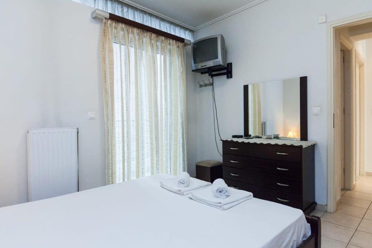 Scenic Balcony Apt In Vibrant Petralona Atene Esterno foto