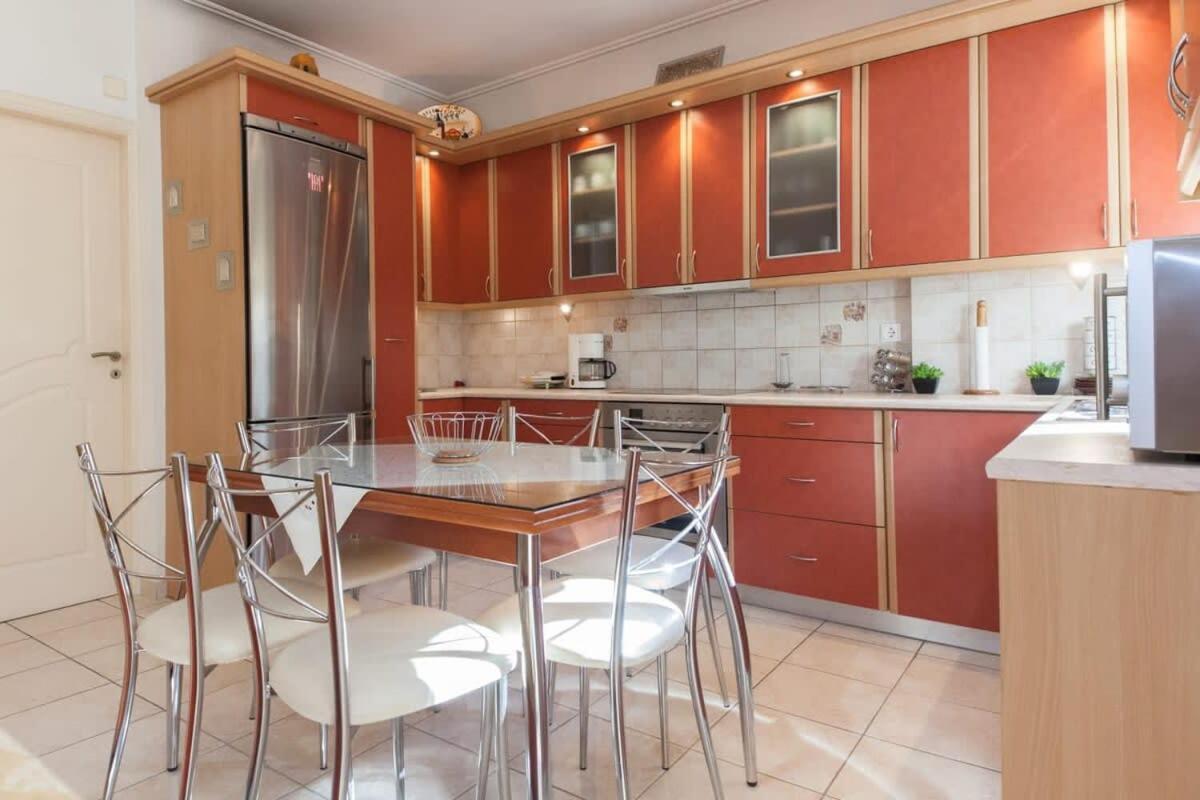 Scenic Balcony Apt In Vibrant Petralona Atene Esterno foto