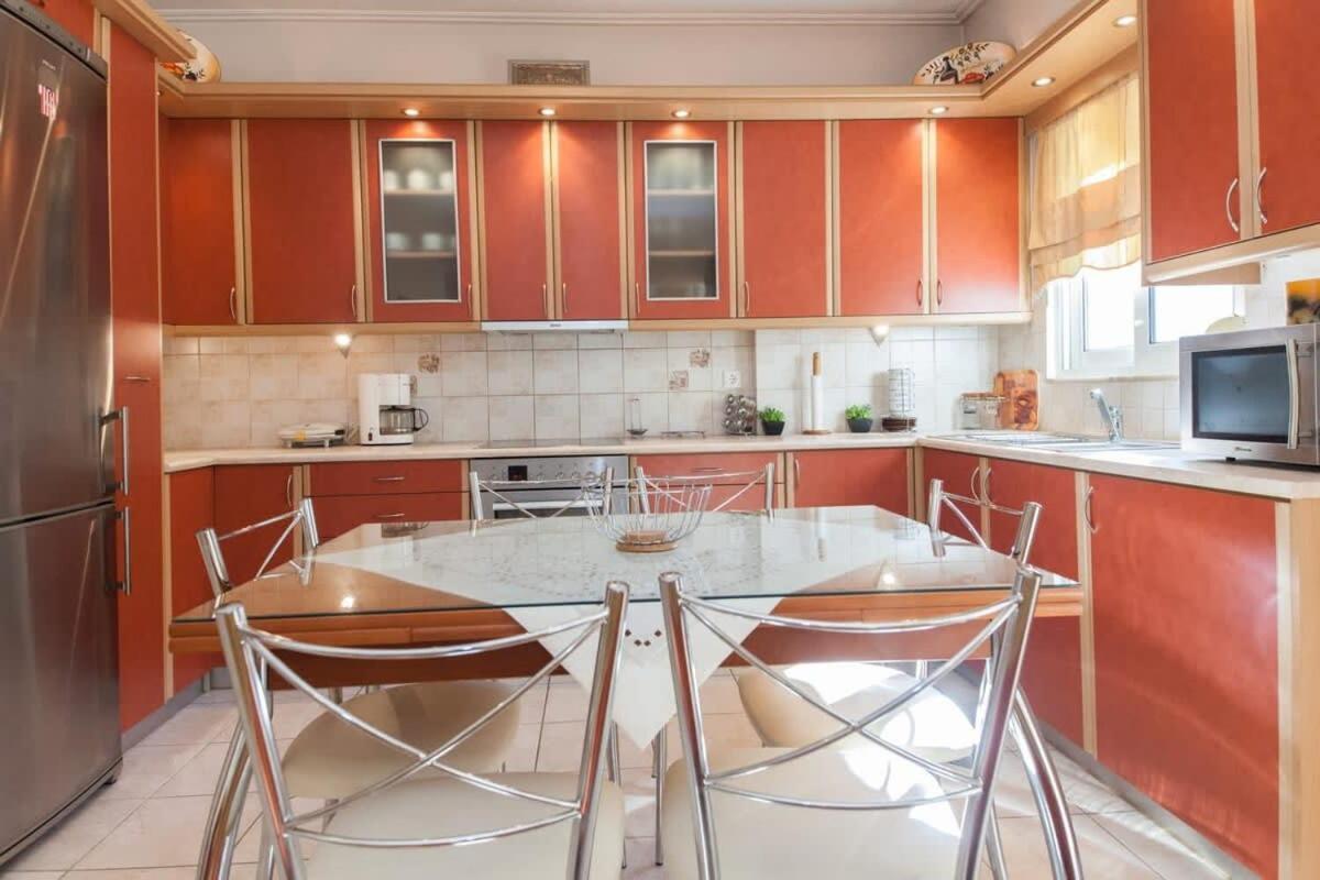 Scenic Balcony Apt In Vibrant Petralona Atene Esterno foto